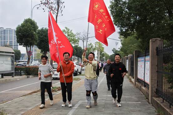 图为参练举旗帜人员 柏忠磊摄 - 副本