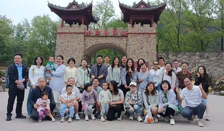 一群人在建筑物前AI 生成的内容可能不正确。