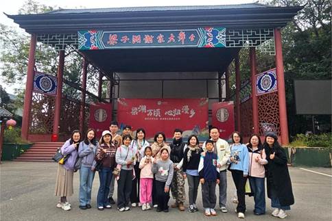 金秋时节、天朗气清。联合学院工会于10月26日组织职工前往江夏梁湖漫乡旅游区，开展了一场以“秋染梁湖漫乡，共赏田...