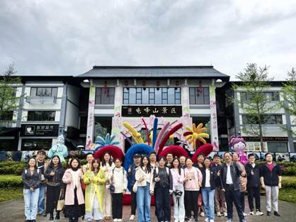 为丰富教职工业余文化生活，增强学院凝聚力，4月11日，人工智能学院工会组织全院教职工赴麻城龟峰山开展