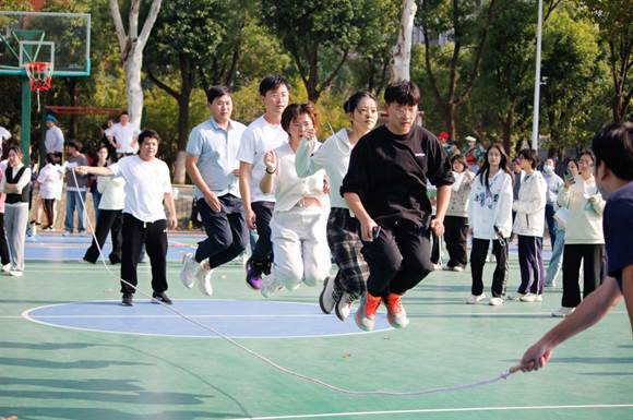 11月1日下午，阳逻校区教职工康乐运动会在1号篮球场、教学楼问津广场成功举办。本次运动会共设置了拔河、跳大绳、立...