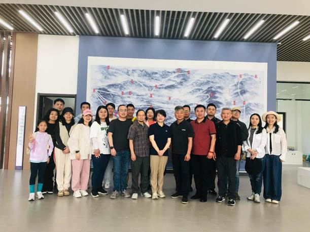 https://artweb.hubu.edu.cn/__local/F/A7/88/2360805D775E9049B35EAA4FA54_7F95AF91_1C499.jpg